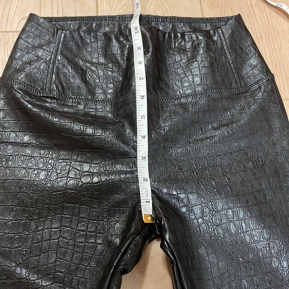7 For All Mankind Croc Embossed Black Faux Leather Leggings, sz XS - Picture 12 of 13